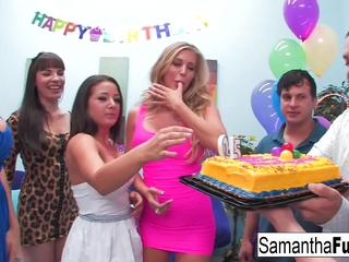 Samantha celebrates her bday with a